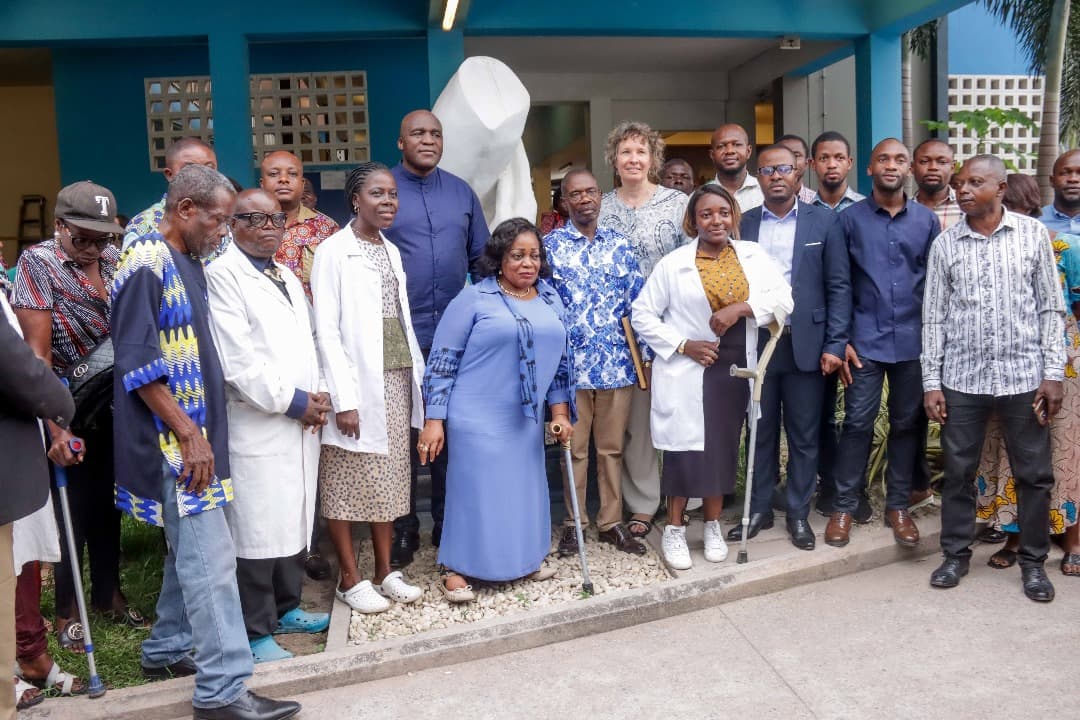 Production de matériels orthopédiques pour des militaires amputés: Me Irène ESAMBO Diata visite le Département de Réadaptation Fonctionnelle de l&rsquo;hôpital général de Kinshasa